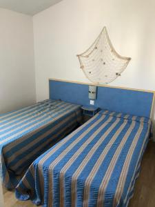 ein Schlafzimmer mit 2 Betten und einem Netz über ihnen in der Unterkunft Maison en résidence avec piscine in Le Château-dʼOléron