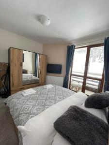 ein Schlafzimmer mit einem großen Bett und einem großen Spiegel in der Unterkunft Elizi1winter apartments Pamporovo in Pamporowo