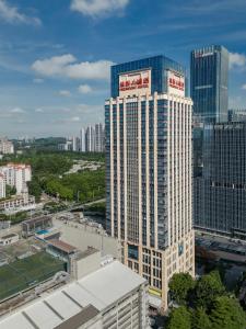 vista su un grande edificio in città di Guangzhou Pan Yu President Hotel a Canton