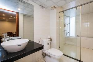 uma casa de banho com um WC, um lavatório e um chuveiro em Sapa Paradise Hotel em Sa Pa