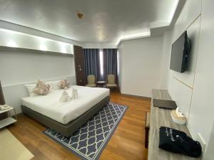 une chambre d'hôtel avec un lit et une télévision dans l'établissement Thong Tarin Hotel, à Surin