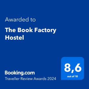 Ett certifikat, pris eller annat dokument som visas upp på The Book Factory Hostel