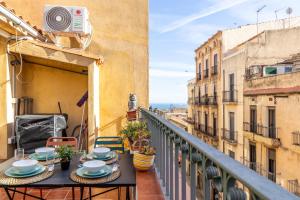 una mesa en el balcón de un edificio en GROOOVY Dúplex amb Terrassa, en Tarragona