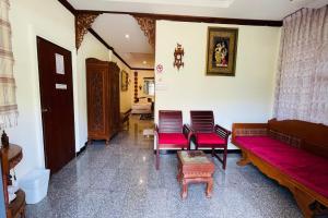 una sala de estar con un sofá y sillas en Baan Rim Kwai Paerimnam Resort, en Kanchanaburi 64 fotos más