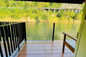- Balcón con vistas al río y al puente en Baan Rim Kwai Paerimnam Resort, en Kanchanaburi