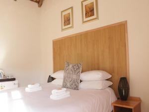 - une chambre avec un lit et des serviettes dans l'établissement Bird Haven Guesthouse, à Leribe