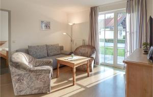 ein Wohnzimmer mit einem Sofa und einem Tisch in der Unterkunft Ferienpark Schwarzholz in Viechtach