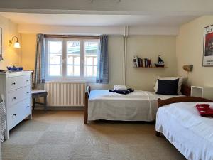 Un pat sau paturi într-o cameră la Haus 25 in Oldsum