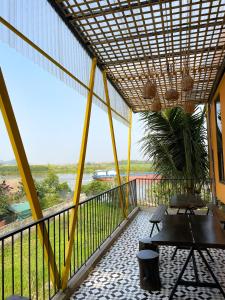 balkon z widokiem na ocean w obiekcie Trang An Cozy House w mieście Diếm Xá