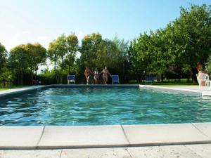 阿夏諾的住宿－Chic Farmhouse in Asciano Italy with Swimming Pool，一群人站在游泳池周围