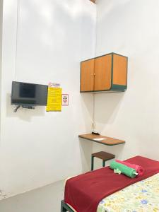 TV in/ali zabaviščno središče v nastanitvi Sonosewu Guesthouse Syariah