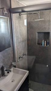 ein Bad mit einer Dusche, einem Waschbecken und einer Dusche in der Unterkunft ¡Intimo, pequeño, confortable, mejor que hotel! in Mexiko-Stadt
