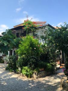 ein Haus mit Blumen auf der Seite in der Unterkunft LOU PANTAI in Levens