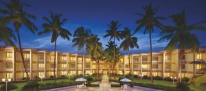 una vista exterior de un edificio con palmeras en Welcomhotel by ITC Hotels, Rama International, Aurangabad, en Aurangabad