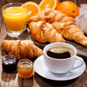 una tazza di caffè, croissant e succo d'arancia di Le Petit Pré, Gîte chez l'habitant a Gizeux
