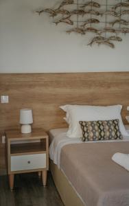 アポロニアにあるArhontouのベッドルーム1室(ベッド1台、ナイトスタンド、ランプ付)