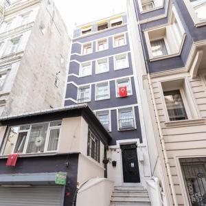 un edificio con una puerta negra delante de él en Beyoğlu'nda 4+1 ferah, manzaralı tarihi daire, en Estambul