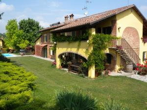 a house with a garden and a swimming pool at Relais Cascina San Martino in San Marzano Oliveto