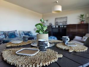 una mesa con platos y tazas encima en Timantti Apartments by Hiekka Booking, en Kalajoki