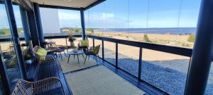 een balkon met uitzicht op het strand vanuit een gebouw bij Timantti Apartments by Hiekka Booking in Kalajoki