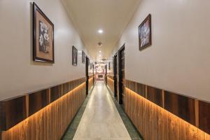 un couloir avec des boiseries et un long couloir dans l'établissement Hotel Mahajan International, Delhi Airport, à New Delhi