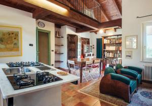 une cuisine et un salon avec une cuisinière et un four dans l'établissement Relais Cascina San Martino, à San Marzano Oliveto