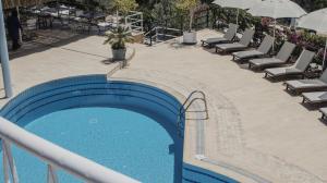 Vaizdas į baseiną apgyvendinimo įstaigoje The Bay View Hotel Kalkan arba netoliese