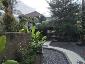 a garden with a walkway in front of a house at Villa del Mar Amed Bali in Amed