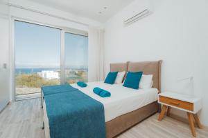 Ένα ή περισσότερα κρεβάτια σε δωμάτιο στο Seaside Luxury Villa with Heated Pool +38 φωτογραφίες