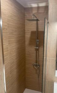 y baño con ducha y puerta de cristal. en Apartamento en Samil, en Vigo