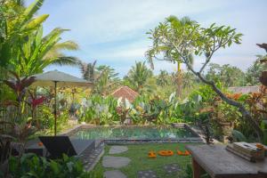 un jardín con piscina en un complejo en Taluh Bebek Ubud Private Villas, en Ubud 54 fotos más