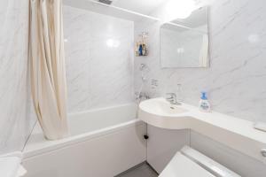 y baño blanco con lavabo y ducha. en Fuji Shoei Hall - Vacation STAY 09374v en Sukawa