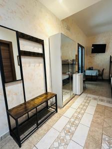 een kamer met een bank en een tafel bij Il Corbezzolo in Ripatransone