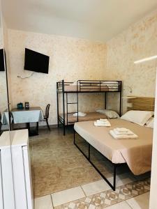 1 dormitorio con 2 literas y TV en Il Corbezzolo, en Ripatransone