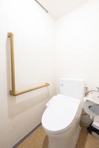 y baño con aseo blanco y lavamanos. en Fuji Shoei Hall - Vacation STAY 09401v, en Sukawa