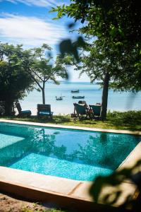 a swimming pool with a view of the beach at Casa Babi in Vilanculos