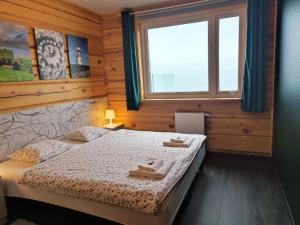 Ένα ή περισσότερα κρεβάτια σε δωμάτιο στο Gøtugjógv Log House