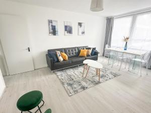 倫敦的住宿－3 Bedroom Flat Haggerston, Hackney, London，客厅配有黑色沙发和桌子
