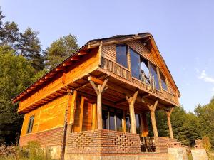 ein Holzhaus mit Balkon darüber in der Unterkunft Aynştayn Chalet in İznik