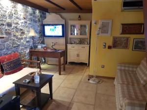 ein Wohnzimmer mit einem Sofa und einem Tisch in der Unterkunft Likno in Avgonyma