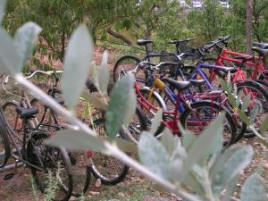 um grupo de bicicletas estacionadas um ao lado do outro em Al Riparo Affittacamere em Finale Ligure