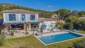 uma vista aérea de uma casa com piscina em villa 250 m² Vue mer Luxe parking em Grimaud