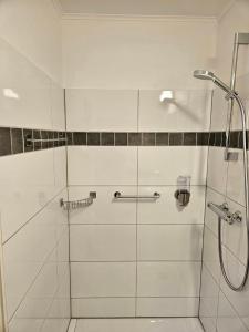 ein Bad mit einer Dusche und einer Glastür in der Unterkunft B&B Vouwere in Mechelen