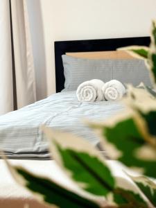 un lit avec deux serviettes dessus dans l'établissement Salí Homes Casablanca Cozy Apartment with Parking and Laundry Room Perfect for Your Getaway, à Bayreuth