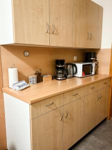 une cuisine avec un comptoir avec un micro-ondes dans l'établissement Salí Homes Casablanca Cozy Apartment with Parking and Laundry Room Perfect for Your Getaway, à Bayreuth 19 autres photos