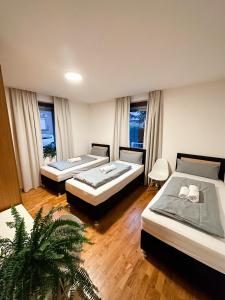 une chambre avec trois lits et une installation dans l'établissement Salí Homes Casablanca Cozy Apartment with Parking and Laundry Room Perfect for Your Getaway, à Bayreuth
