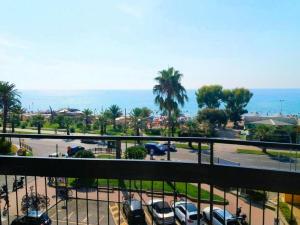 un balcón con vistas a un aparcamiento con coches en Italianway - Doria 6, en Andora