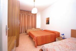 Una habitación de hotel con dos camas y una ventana. en Italianway - Doria 6, en Andora