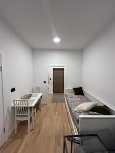 Nest في Sajmište: غرفة بسرير ومكتب وطاولة