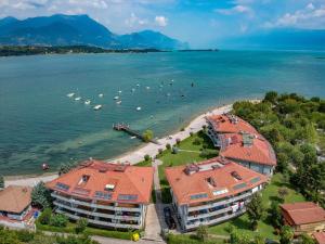 Vista aérea de una playa con barcos en el agua en Il Sogno del Lago by Garda FeWo, en Manerba del Garda